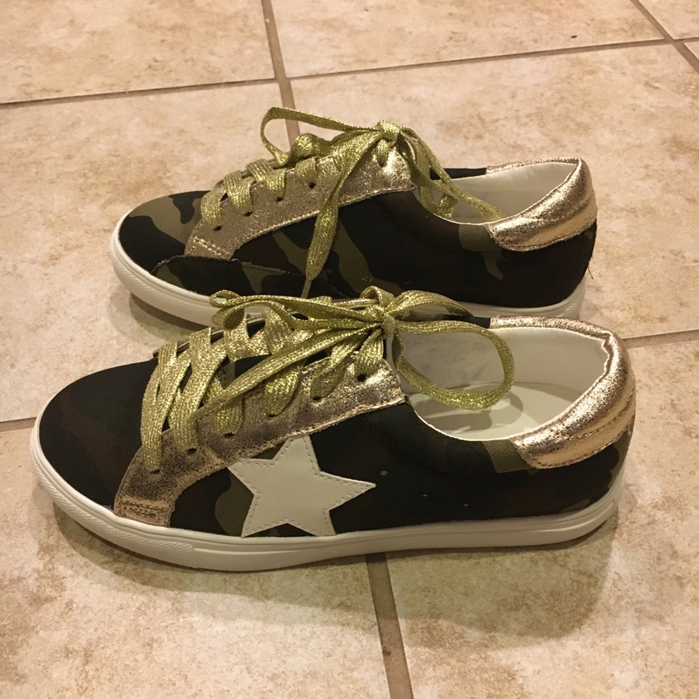 Camo Lace-up Sneakers - Picture 3 of 6